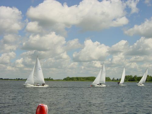 Vier zeilbootjes in het twiske