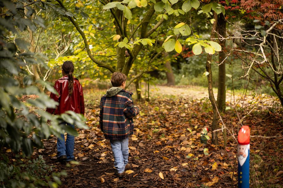 Kinderen die het Beemster Kabouterpad wandelen