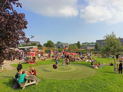 Kinderen en volwassenen in Speeltuin De Spelemei in Zuidoostbeemster