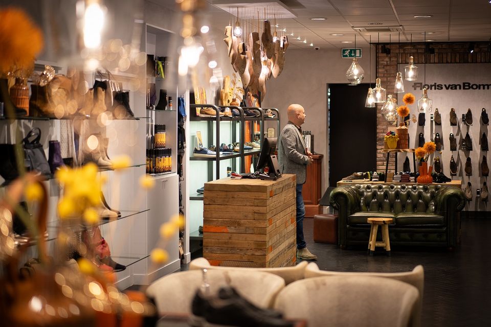 Het interieur vol met schoenen van de Schoenenwinkel Pontman