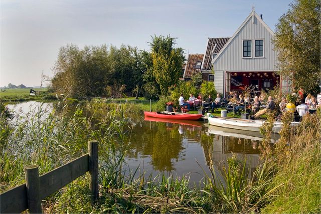 Theetuin 't Einde vanaf de waterkant.