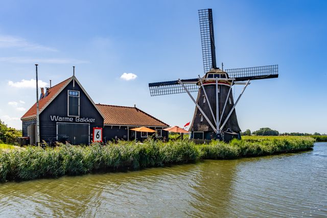 Korenmolen de Otter in Oterleek (Noord-Holland).