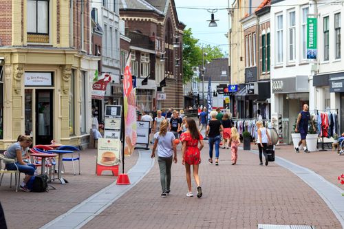 Mensen die door de winkelstraat lopen in Purmerend