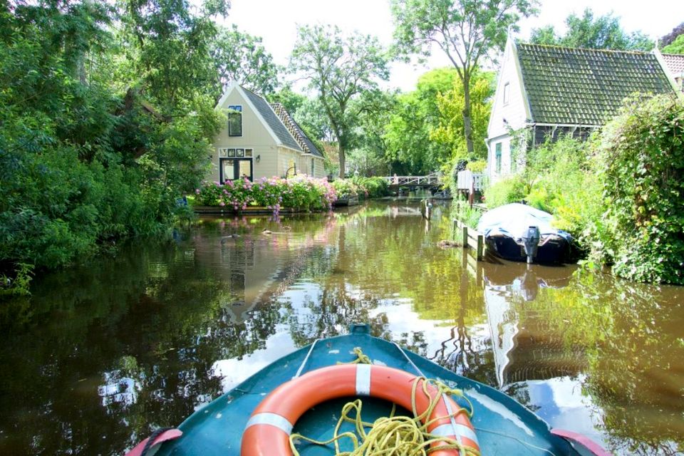 Fluisterboot varen in Broek in Waterland