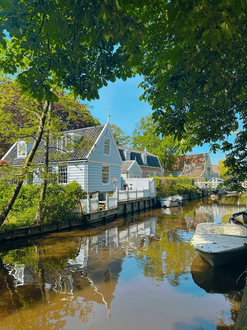 Een huis in Broek in Waterland aan het water