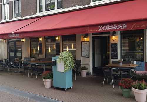 De ingang en het terras van Brasserie Zomaar