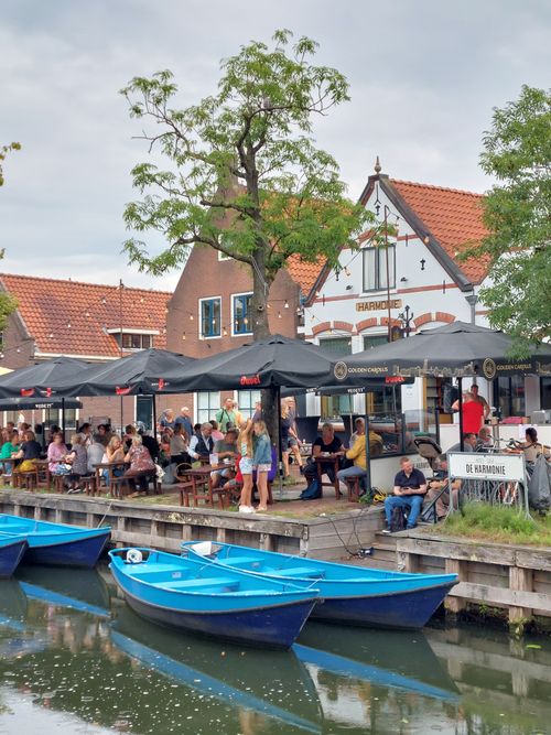 Mensen die op het terras zitten bij De Harmonie in Edam