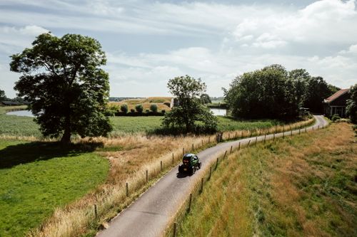 Twizy rijdt bij Fort Spijkerboor in De Beemster.