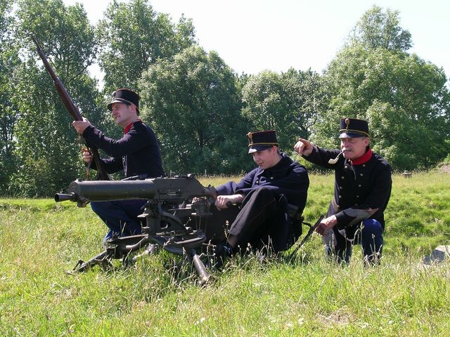 Soldaten in uniform bij Fort bij Edam