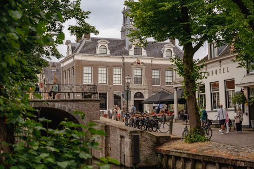 Gezellig tafereel van de Dam in Edam met de VVV op de achtergrond.