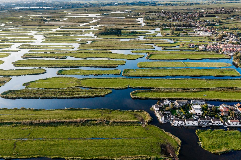 Een prachtige luchtfoto van het Oostzanerveld waarop de honderden eilanden duidelijk te zien zijn.