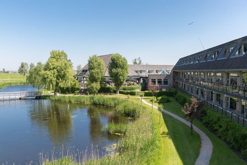 Het hotel van der valk met tuin en vijver erbij