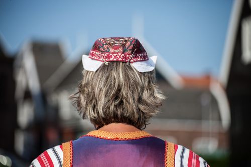 Een dame in Marker Klederdracht.