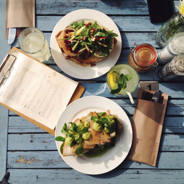 Een gezellige lunchtafel.