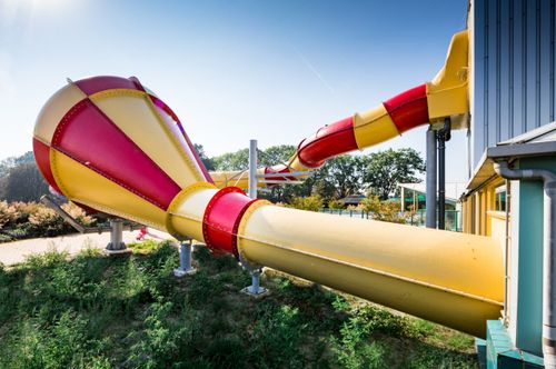Grote glijbaan aan de buitenkant van Zwembad De Waterdam in Volendam.