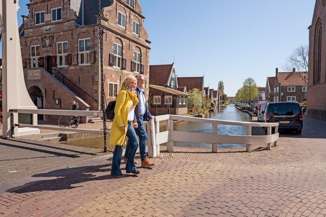 Een man en een vrouw die aan het wandelen zijn in De Rijp