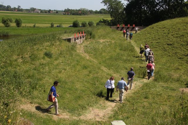 Mensen die aan het wandelen bij Fort bij de Jisperweg
