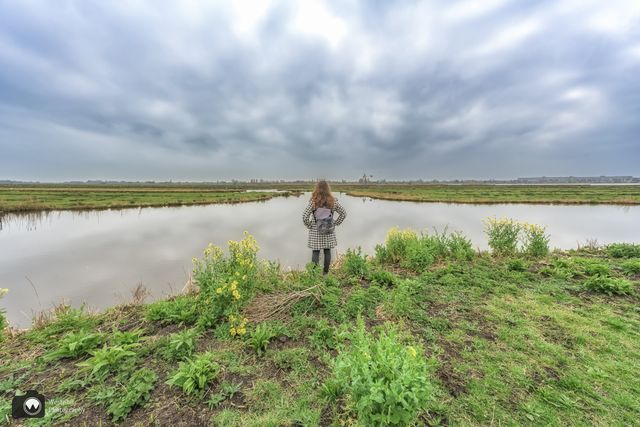 Laura kijkt uit op het Wormer- en Jisperveld.