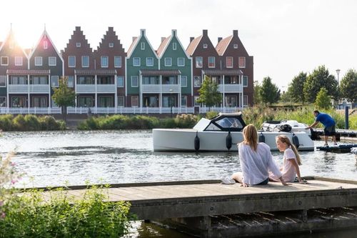 Moeder en dochter op de steiger aan het water bij Roompot Marinapark Volendam.