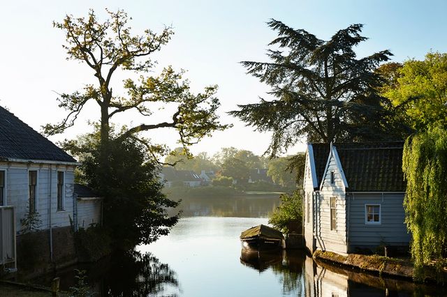 Huizen langs het water in Broek in Waterland