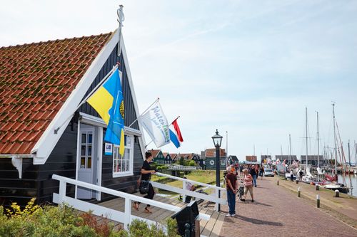 De buitenkant van VVV Marken aan de haven