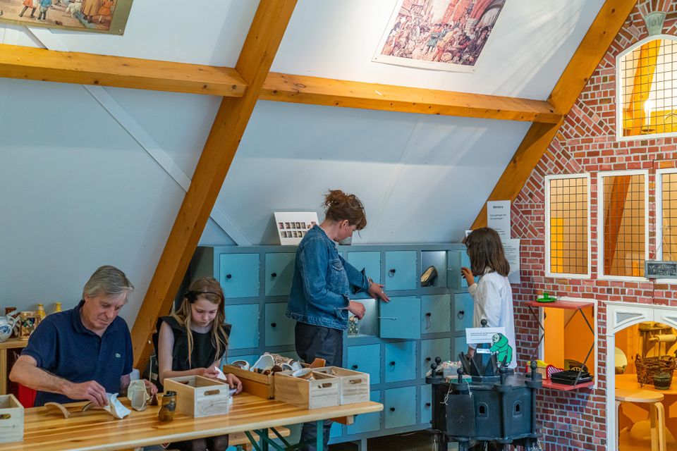 Carillonzaal in het Waterlandsmuseum De Speeltoren waar kinderen hun muzikale kant kunnen ontdekken.