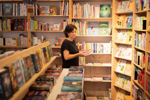 Dame in boekenwinkel Het Leesteken in Purmerend.