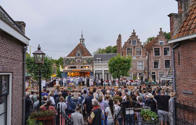 Een overzichtsfoto's van de drukbezochte avondkaasmarkt in Edam