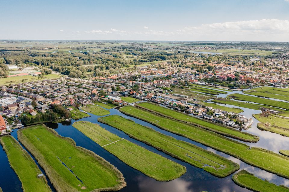 Dronefoto van het Oostzanerveld. Hierop zijn de honderden (w)eilanden goed zichtbaar.