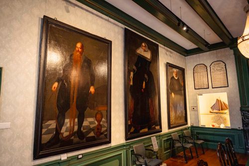 Schilderijen aan de muur bij het Edams Museum