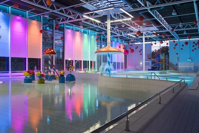 Leeghwaterbad in het donker.