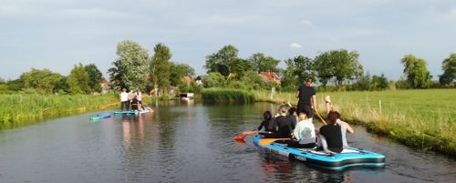 Mensen die aan het mega suppen zijn door het Oostzanerveld