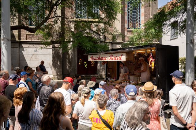 Mensen die naar de voorstelling kijken op het festival Reuring in Purmerend