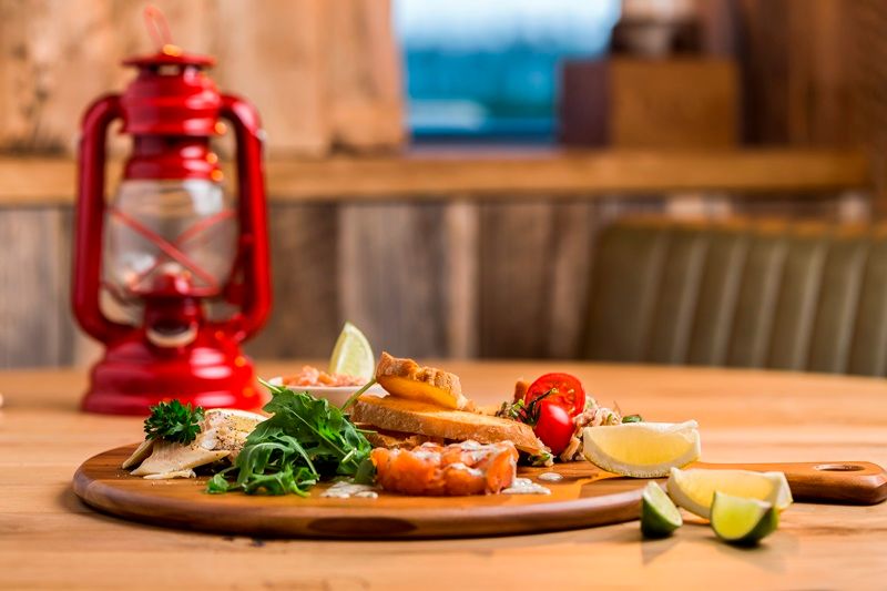 Een lunch op een ronde borrelplank