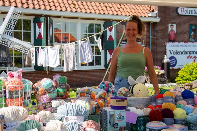 Een vrouw die achter een kraam staat bij de Volendammeradgen