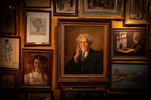 Collectie schilderijen in Hotel Spaander met het portret van Leendert Spaander.