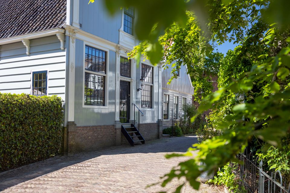 Eén van de prachtige blauwgekleurde Broekerhuizen in het Noord-Hollandse dorp Broek in Waterland.