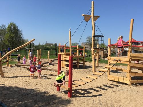 Diverse houten speeltoestellen in Speeltuin De Speelderij in Volendam