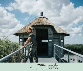 Boswachter bij de vogelkijkhut in het Ilperveld.