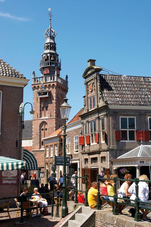 Gezelligheid in Monnickendam met op de achtergrond de Speeltoren.