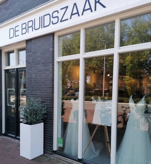 De entree van De Bruidszaak in Purmerend.