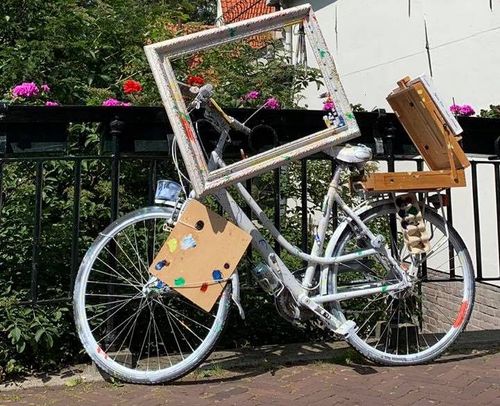 Een fiets vol met kunst