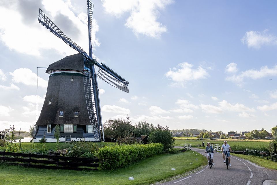 Fietsers bij de Neckermolen