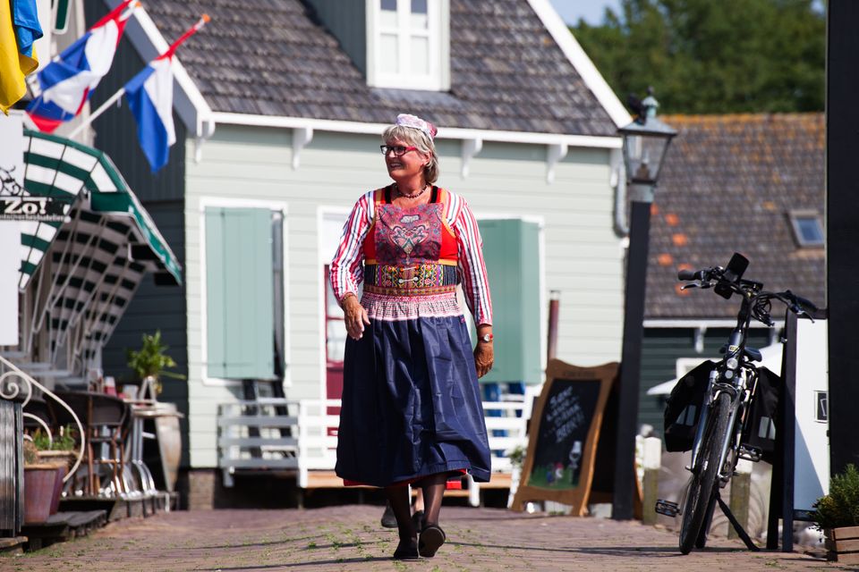 Dame in Marker klederdracht in Marken.