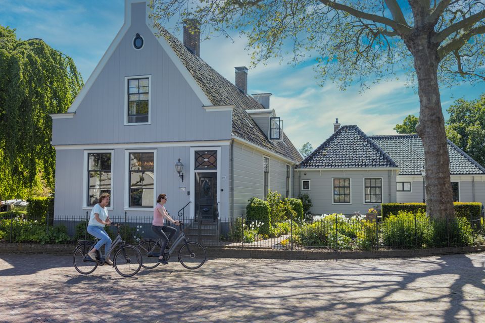 Twee vrouwen die op de fiets Broek in Waterland verkennen.