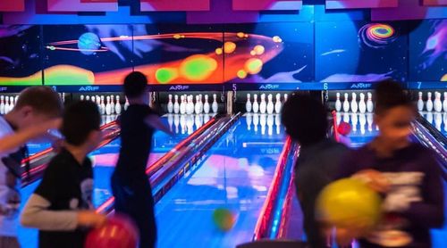 Kinderen die aan het discobowlen zijn bij Bowling- en partycentrum De Zedde in Volendam.