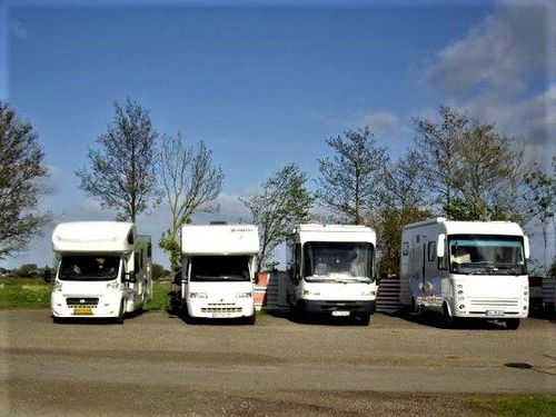 Campers op een rijtje bij Simonehoeve in Katwoude