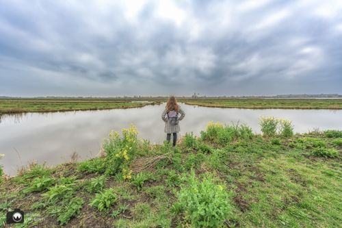 Laura kijkt uit op het Wormer- en Jisperveld.