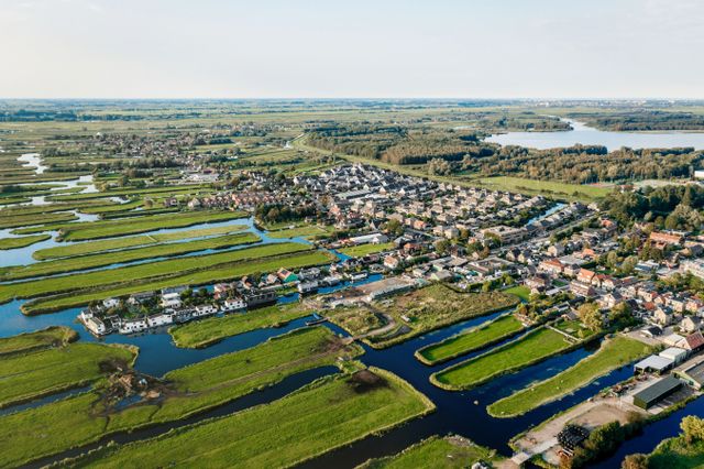 Prachtige dronefoto van het Oostzanerveld waarop de eilanden goed te zien zijn.