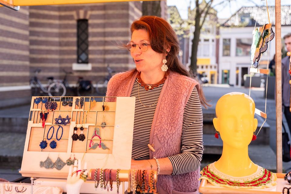 Vrouw in kraam die spullen verkoopt in purmerend